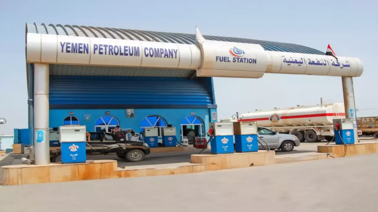 انخفاض أسعار البنزين يُعيد التوازن إلى السوق اليمنية بعد سنوات من الارتفاع المستمر